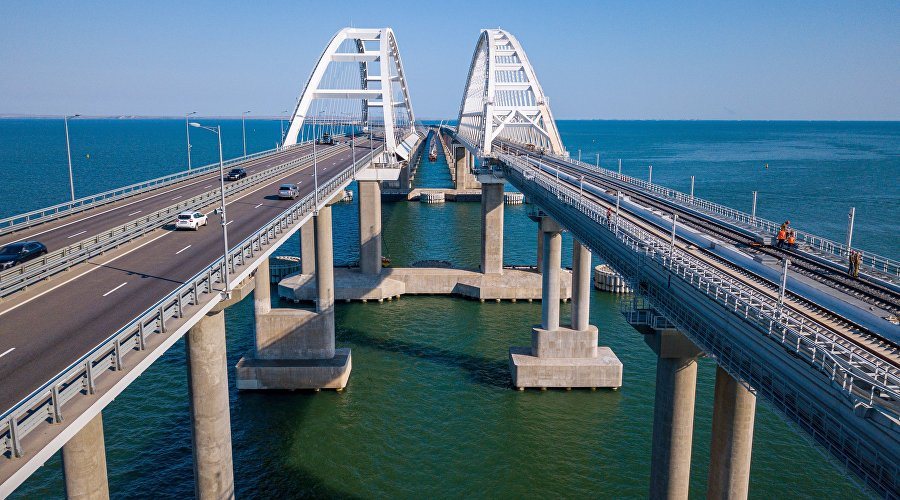 Крымский мост с автомобильной и железнодорожной частью
